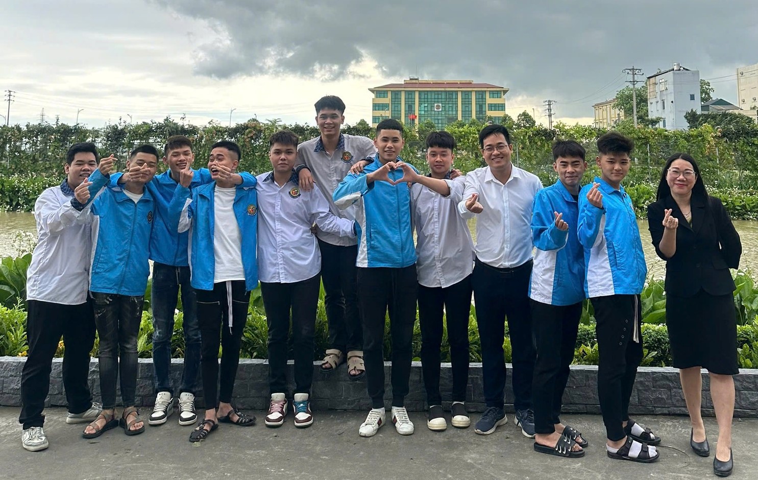 Học sinh THPT IVS chụp ảnh lưu niệm cùng đại diện Shinkyosei sau buổi định hướng